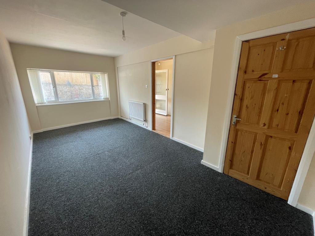 Lot: 10 - THREE-BEDROOM HOUSE - Ground floor bedroom